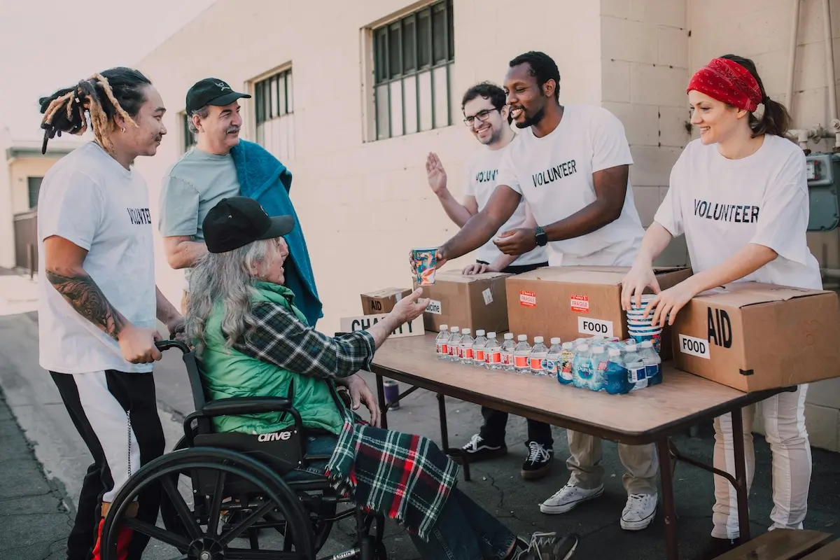 Volunteers distributing food and drink aid to symbolise content marketing
