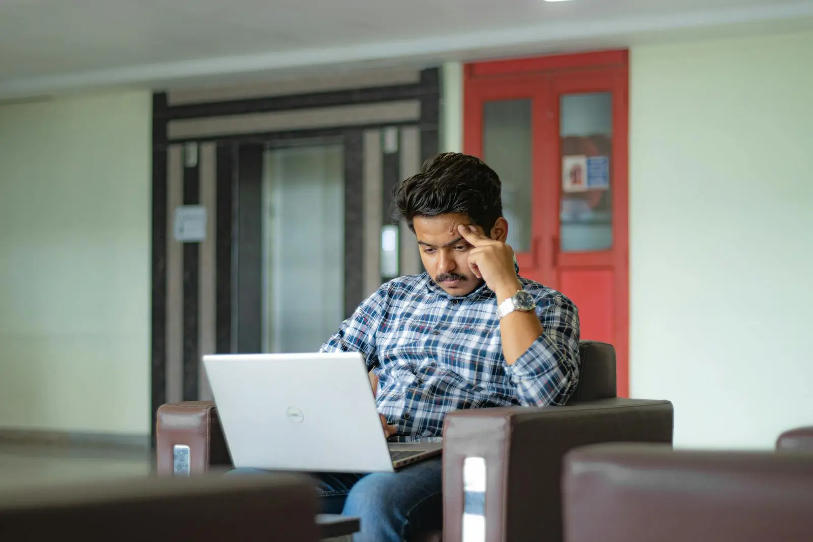 A focused man on his laptop knows the power of zero-clicks by Shantanu Kumar on pexel.com
