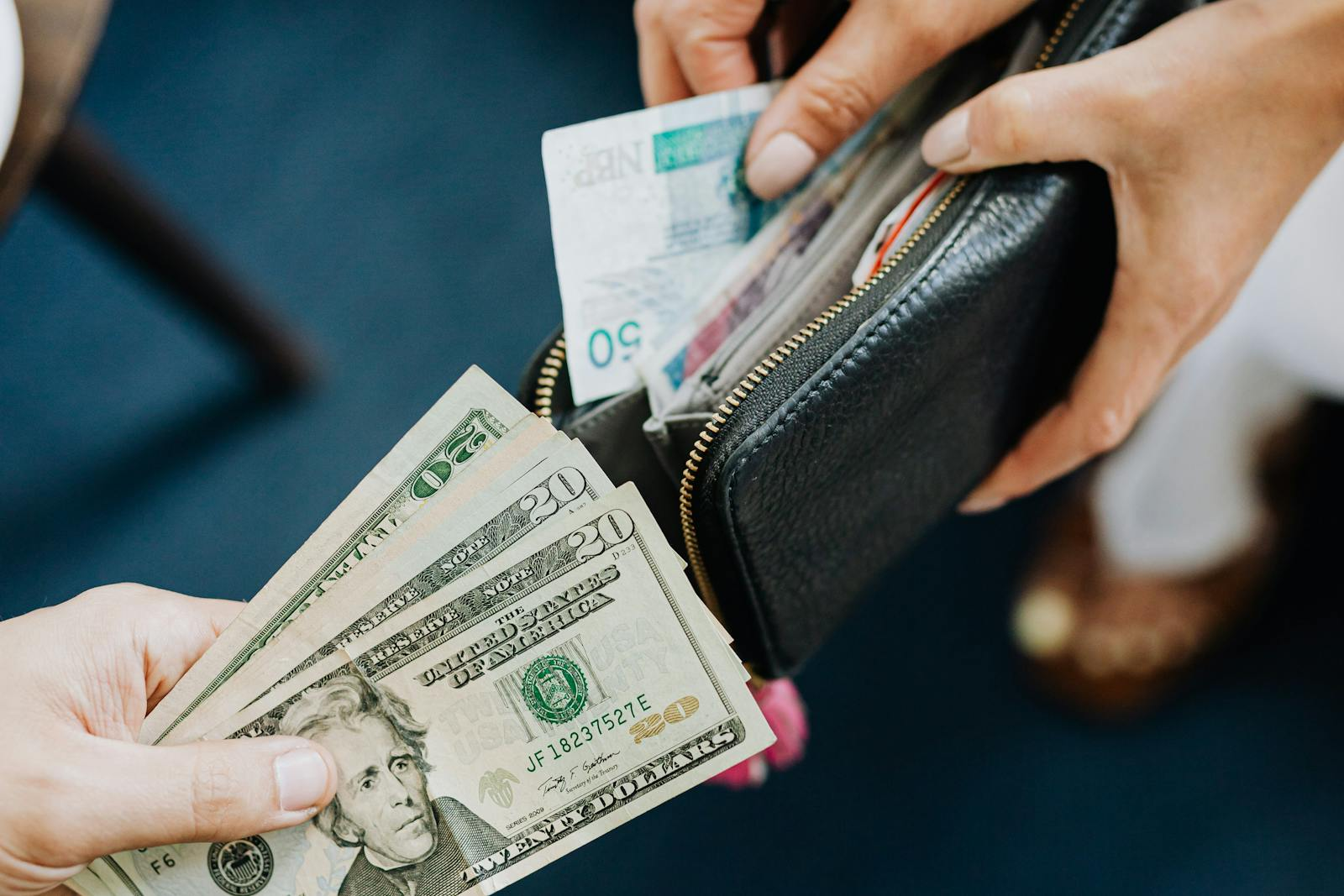 People Exchanging Money by Karola G on pexel.com