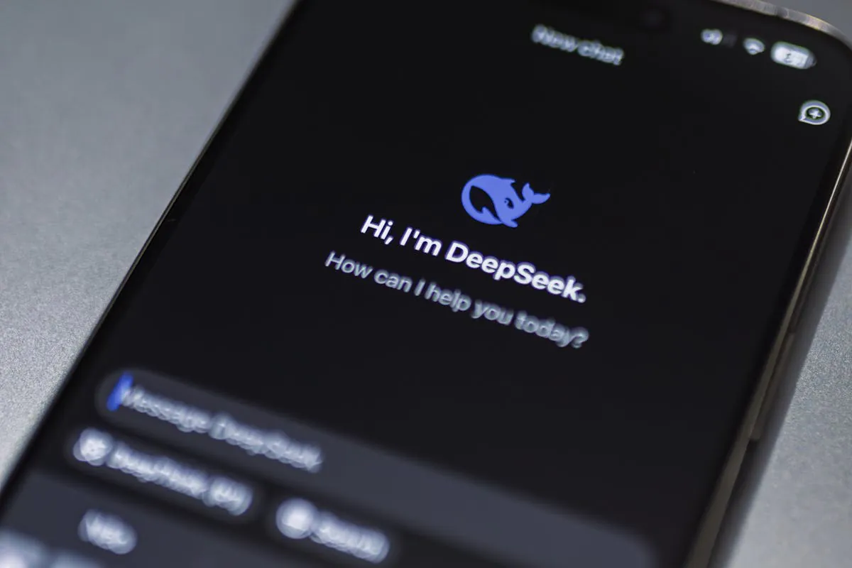 Smartphone displaying AI app interface in focus of Builders Actually Ask (And Why They Keep Asking) (web3) by Matheus Bertelli on pexel.com