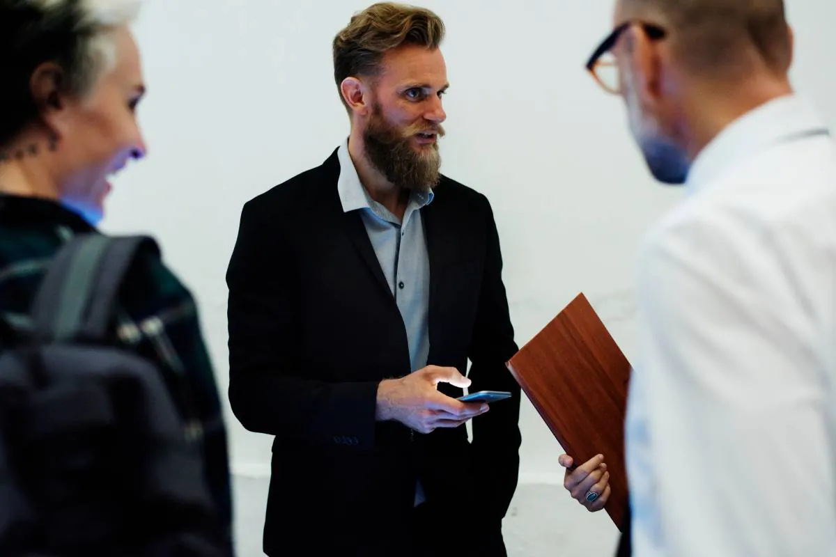 Web3 founders discussing how to measure traffic