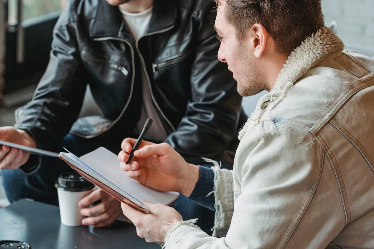 Founder working together  with his discord member by Laura Tancredi on pexel.com