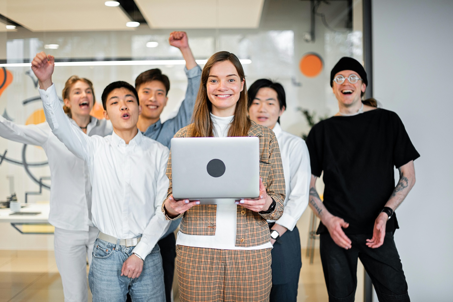 Web3 team celebrate backlinking by Mikhail Nilov on pexels.com
