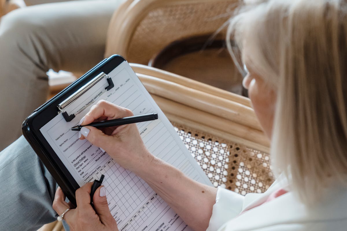 An image of web3 expert using her Stablecoin checklist by  Timur Weber