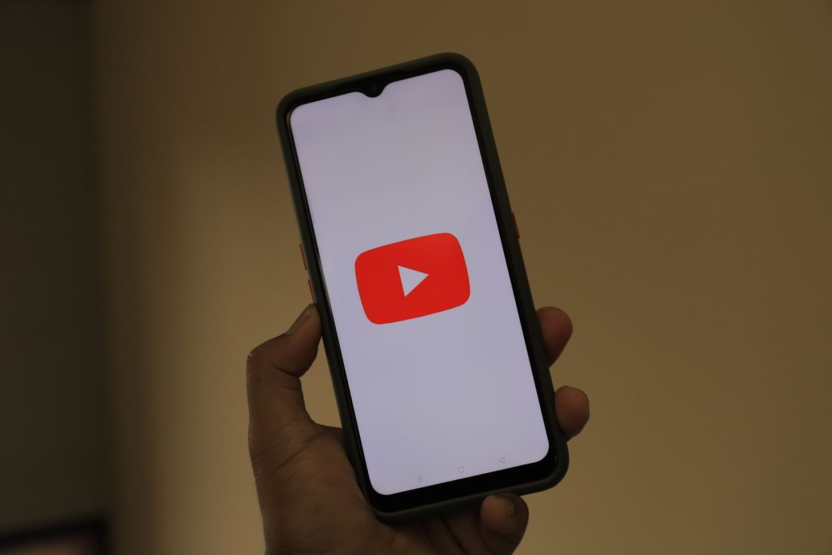An image showing someone using google AI mode to search youtube by greenwish _