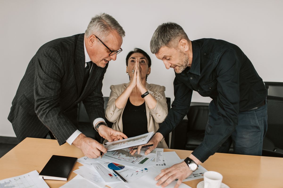 An image showing web3 expert handling objections form entreprise buyer by Vlada Karpovich