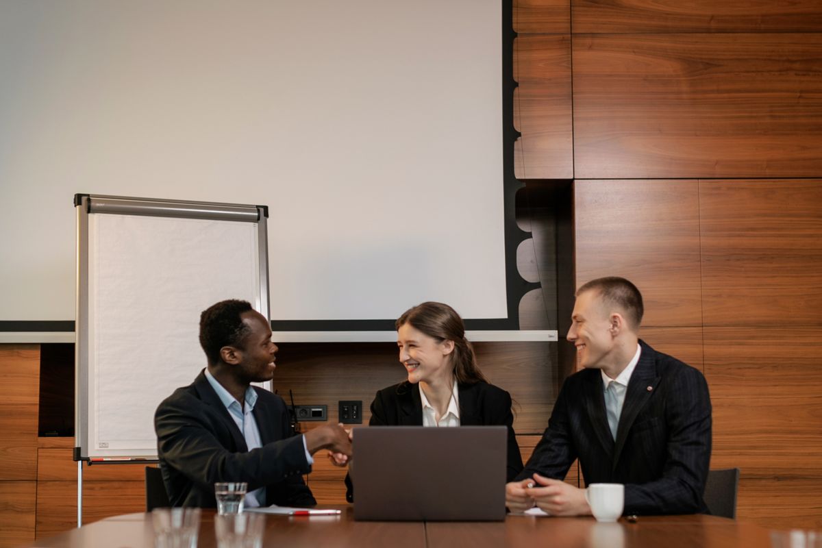 An image showing web3 sales team discussing PSD3 by Alena Darmel