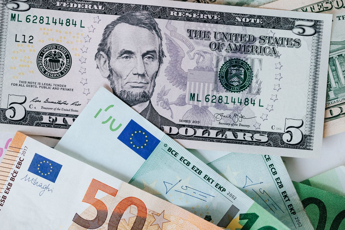 An image showing USDC and EURC: Same Issuer, Different Currency by https://kaboompics.com/