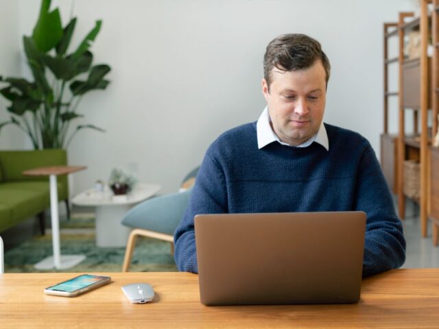 How French Fintech Founders Turn MiCA Compliance Into a LinkedIn Advantage