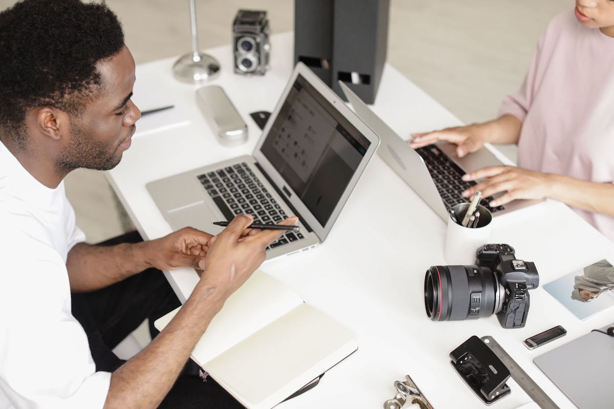 A young black man viewing internal linking content hubs on his laptop by Ron Lach on Pexels