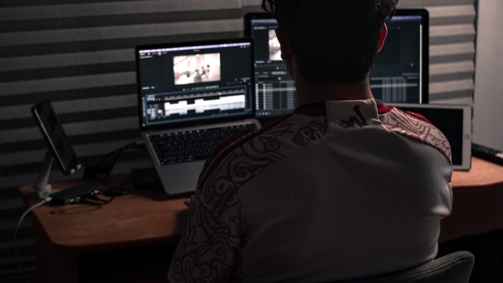 Editing film on Filmora by Alan Quirván on pexels